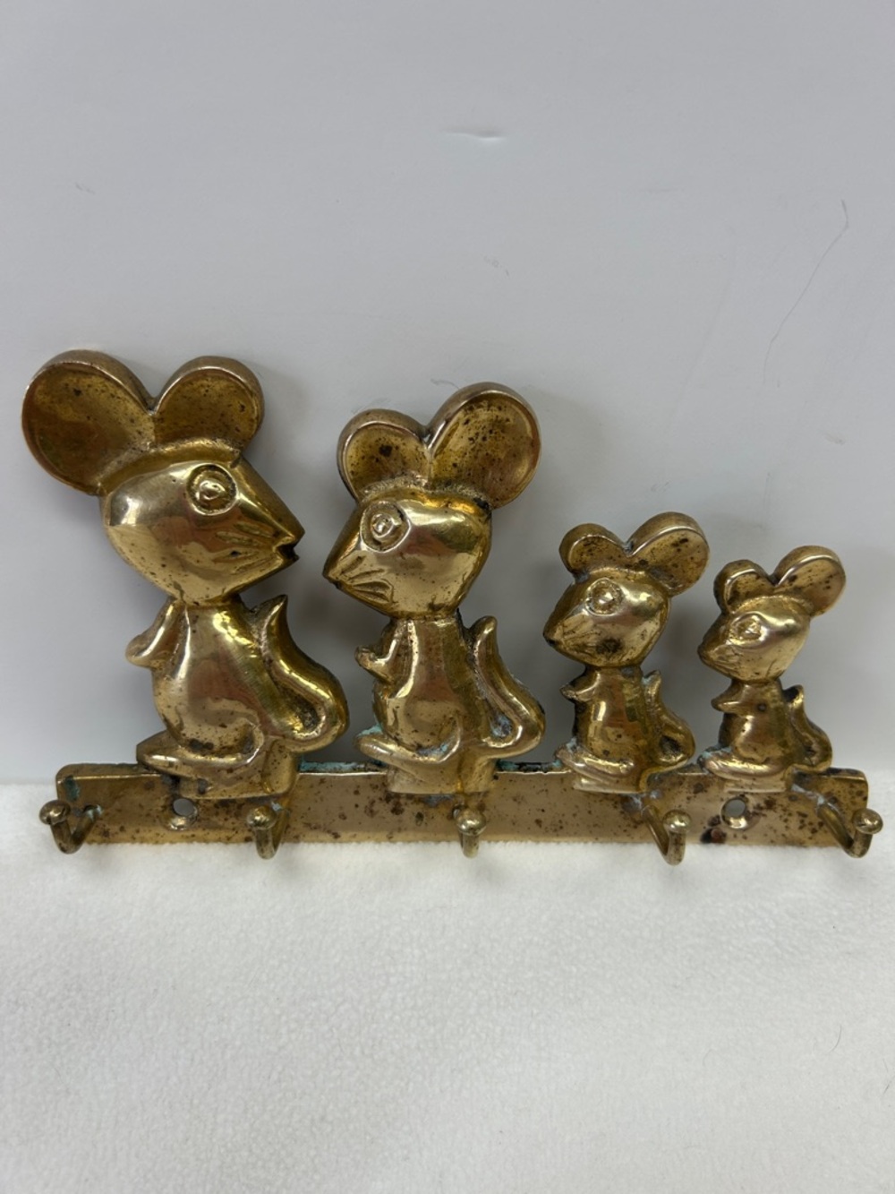 Vintage 6 1/4 x 3 3/4 solid brass “Mouse Family” 5 hook wall key holder